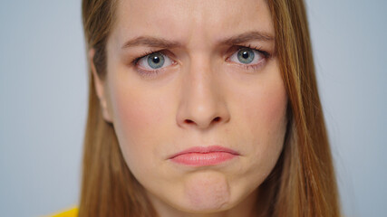 Naklejka premium Closeup angry woman waving head on camera in studio. Sarcastic woman face