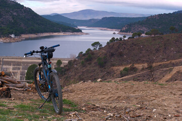 krajobraz góry rower mtb woda jezioro - obrazy, fototapety, plakaty