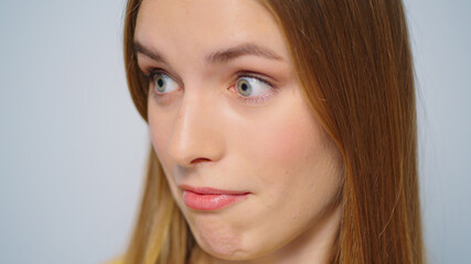 Obraz premium Closeup excited woman looking at camera on grey background in studio. 