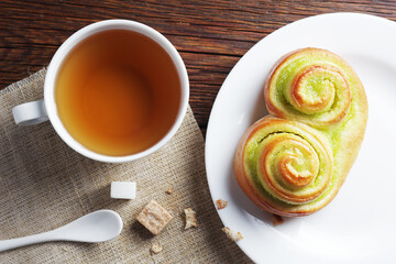 Buns with kiwi jam and tea