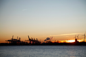 Obraz premium Sonnenaufgang im Hafen Hamburg im Winter