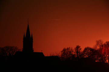 Obraz premium Silhouette of German church in Magdeburg, in dusk