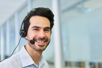 Geschäftsmann mit Headset als Kundenberater im Callcenter