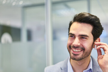 Erfolgreicher Start-Up Gründer telefoniert mit Bluetooth