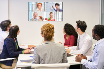 Business Meeting mit online Videokonferenz im Büro
