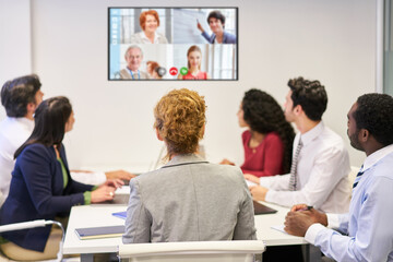 Fototapeta premium Business Meeting mit online Videokonferenz im Büro
