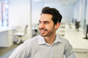 Mann mit Headset als Kundenbetreuer in der Hotline