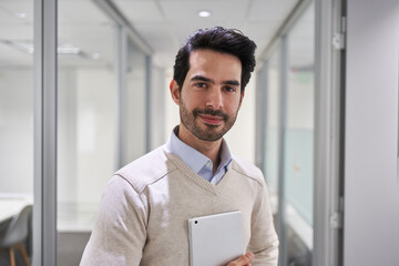 Geschäftsmann mit Tablet Computer als Start-Up Gründer