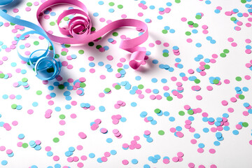 Fundo de carnaval com confetes e serpentinas verde, rosa e azul em fundo