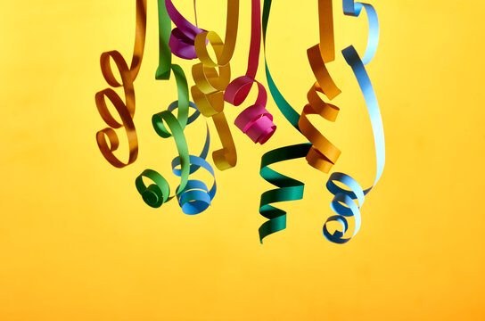 Serpentinas de carnaval multicoloridas em fundo amarelo