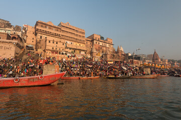 Obraz premium THE MORNING RITUAL AT THE GANGES, VARANASI – INDIA. SUNRISE AT THE HOLY GANGES.