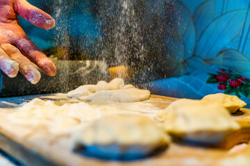 Fototapeta gotowe pierogi śmietana koperek jedzenie w trakcie pracy robienia przygotowanie lepienie polskie ręcznie robione obraz