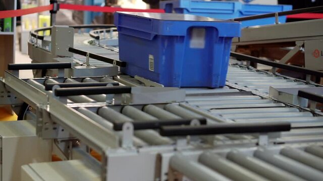 Sorting boxes in warehouse equipment