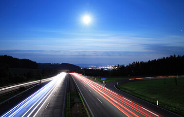 Autobahn bei Nacht. Autobahn A9 Abfahrt Bindlacher Berg.