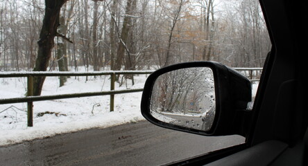 Guidare la propria automobile sotto la neve - pericolo di scivolare
