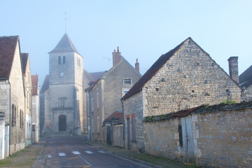 Saint-Martin-sur-Armancon am Morgen im Nebel