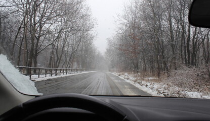 Guidare la propria automobile sotto la neve - pericolo di scivolare
