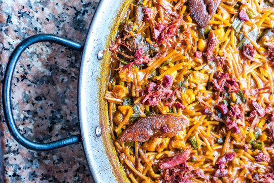 Comida valenciana. Fideu&agrave; de pato y foie con ajos tiernos y setas. Gastronom&iacute;a espa&ntilde;ola. 