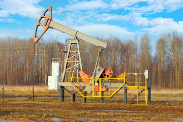 Fototapeta na wymiar Oil rocking in the autumn. Oil production in Russia