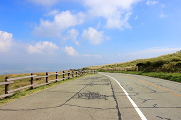 阿蘇山に続く道
