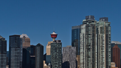 Obraz premium Beautiful close-up view of the modern skyline of Calgary downtown in Alberta, Canada on sunny day in autumn season with high-rise buildings.