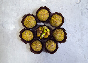 The circle shape is made of tasty pistachio truffles. In the middle are pistachios.