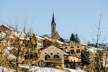 Guarda, Dorf, Bergdorf, Kirche, Dorfkirche, Engadin, Unterengadin, Wanderweg, Via Engiadina, Alpen, Schweizer Berge, Graubünden, Winter, Wintersport, Winterwanderweg, Schweiz