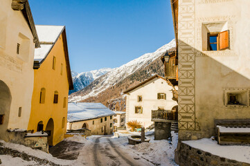 Guarda, Bergdorf, Unterengadin, Engadin, Brunnen, Engadinerhäuser, Via Engiadina, Alpen, Graubünden, Weihnachten, Winter, Wintersport, Winterwanderweg, Schweiz