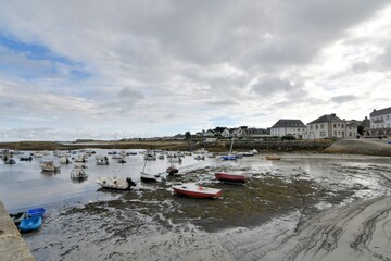 Fototapeta na wymiar The little harbor of Portivy in Brittany-France