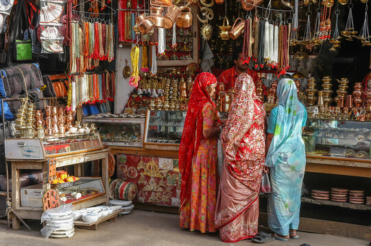 Mujeres ataviadas con saris tradicionales de compra en los bazares de la ciudad de PushKar en Rajast&aacute;n, India
