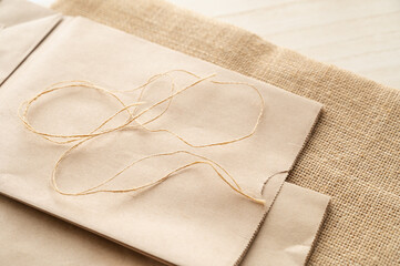 茶色いシンプルな紙袋