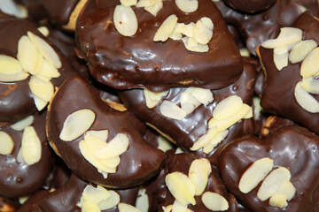 Szenen beim backen von Lebkuchen, ausstechen, kneten, backen