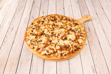 Pizza of minced beef stewed with lots of mozzarella cheese and grated cheese with tomato baked on stone