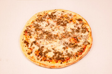 Pizza of minced beef stewed with lots of mozzarella cheese and grated cheese with tomato baked on stone