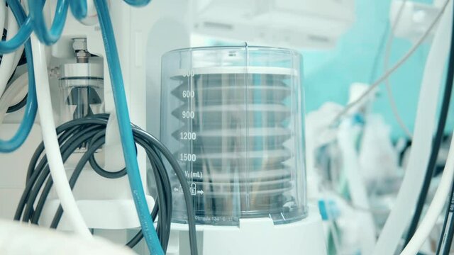 Breathing ventilator of the anesthesia machine in motion