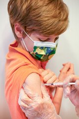 Fototapeta Chłopiec przyjmujący szczepionkę przeciwko Covid obraz