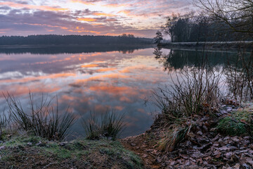 Wolkenspiegelung zum Sonnenaufgang am Haselünner See