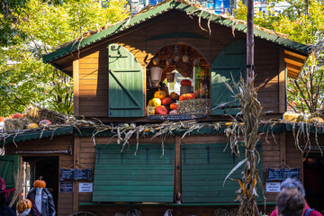 Halloween Markt in Berlin Wilmersdorfer Strasse mit K&uuml;rbis Gesichtern 