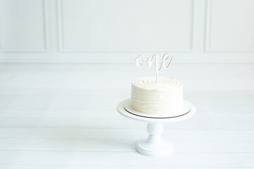 White monochrome - cake on a stand