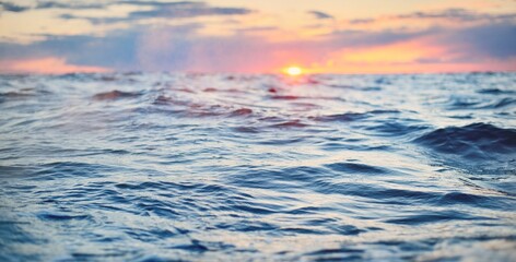 Ciel coucher de soleil doré se reflétant dans l& 39 eau, vue rapprochée depuis le voilier. Soleil couchant. Texture des vagues. Art abstrait, motif naturel. Mer Baltique, Suède