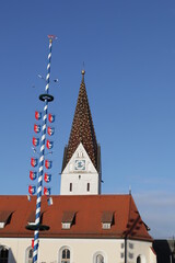 Blick auf das Rathaus der Stadt Voburg in Bayern mit dem Kirchturm der ehemaligen Andreas Kirche