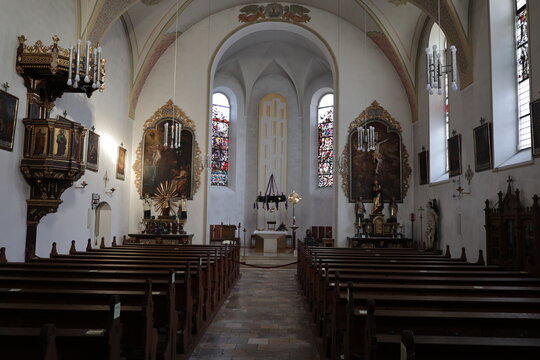 Blick in den Chorraum der Kirche St. Antonius im Zentrum der Stadt Vohburg in Bayern