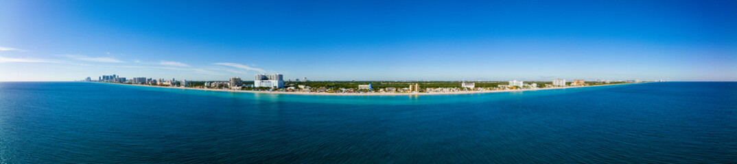 Fototapeta na wymiar Beautiful vibrant panorama Hollywood Beach FL