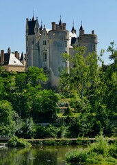 Le château de Montreuil-Bellay au bord de la rivière le Thouet