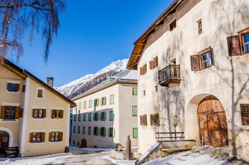 Guarda, Bergdorf, Unterengadin, Engadin, Brunnen, Engadinerhäuser, Via Engiadina, Alpen, Graubünden, Winter, Wintersport, Winterwanderweg, Schweiz