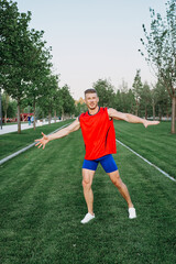 Obraz premium athletic man in park crossfit lifestyle workout