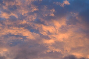 Abendrot, Rotfärbung der Wolken am Abend bei Sonnenuntergang, Hintergrund und Textur