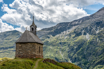 Fototapeta na wymiar Small Chapel at the Grossglockner Mountain in the High Tauern National Park