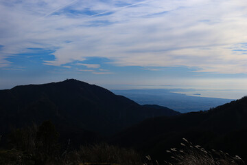 冬の丹沢　蛭ヶ岳山頂からの絶景　朝の澄んだ空気の中の江ノ島、相模湾、三浦半島遠景