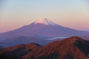 Fototapeta premium 冬の丹沢 神奈川最高峰蛭ヶ岳山頂からの絶景 朝焼けの富士山